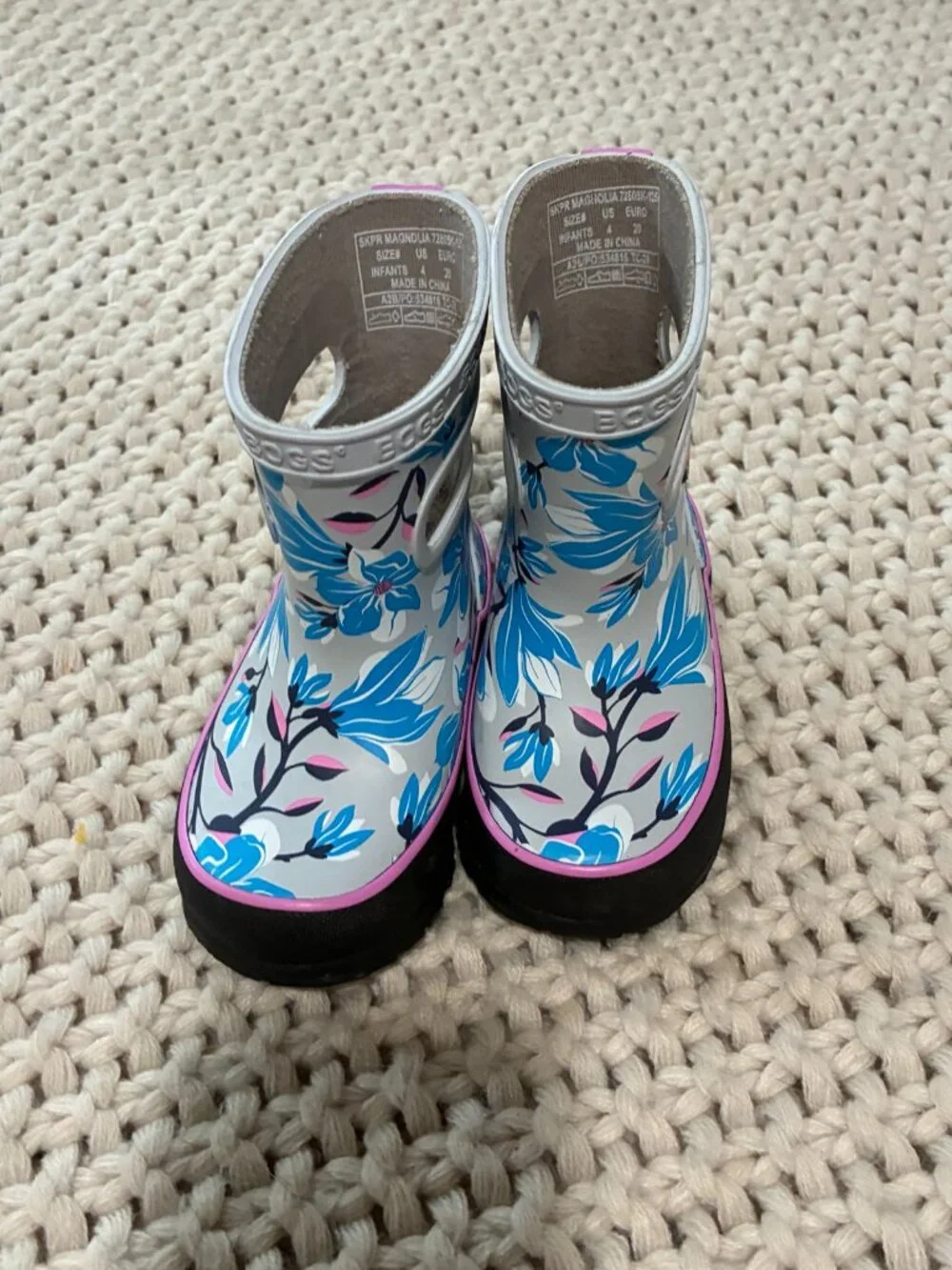 NWOT Bogs Kids Size 4 US / 20 Euro Skipper Magnolia Rain Boots Oyster Color
